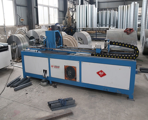 角鐵法（fǎ）蘭四槍自動焊接生產線 (5)