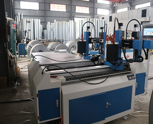 角鐵法蘭四槍自動焊接生（shēng）產線 (2)